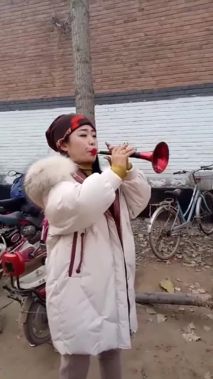美女一壶老酒吹的我想哭没想到唢呐能吹成这样你们听过么