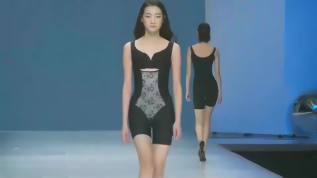 法国国际时装周超模泳装秀女神模特一出场现场观众疯狂呐喊