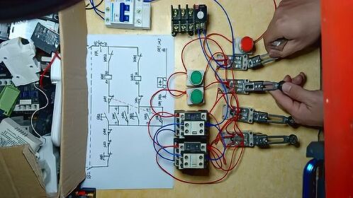 行程开关正反转自动往返控制电路