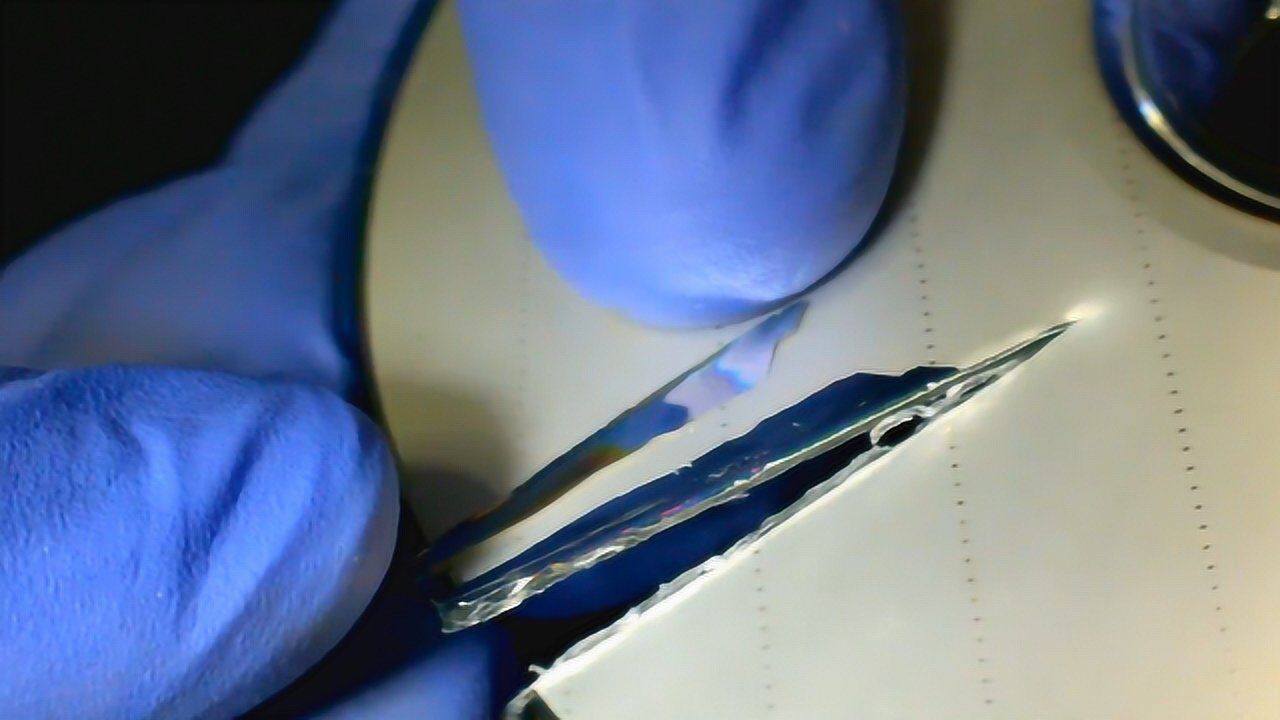 信息是怎么被刻进光盘的?显微镜放大100倍,观察画面后秒懂