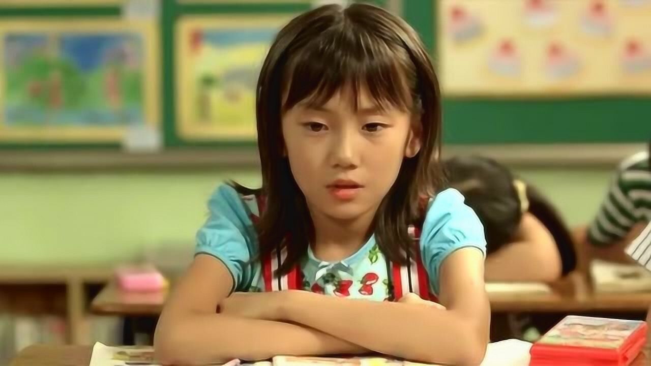 女孩哭了,小男孩扮鬼脸逗她笑,青梅竹马真好!