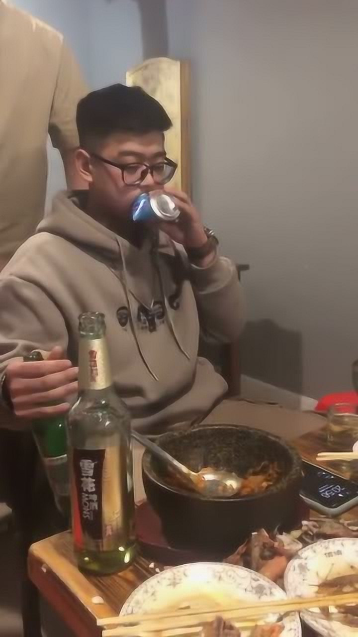 朋友喝酒喝蒙了居然开起了车这开的还挺快