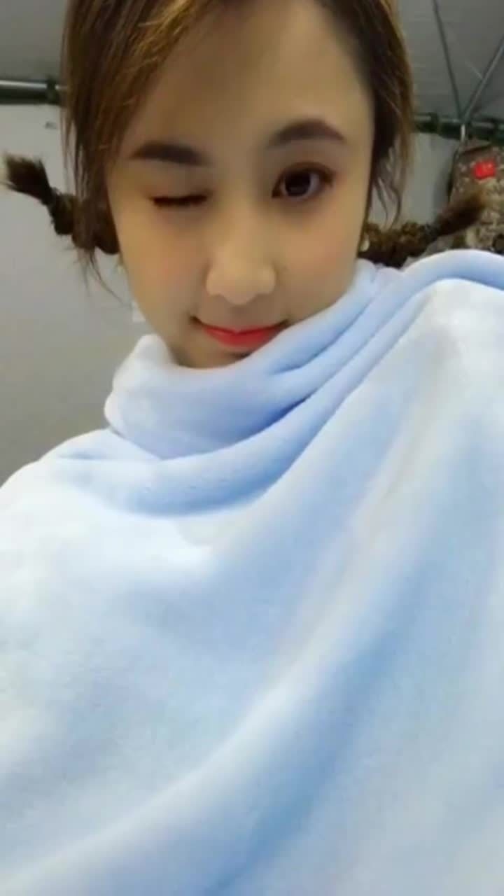 栀子花开的女主角挑战眨眼舞, 眼睛好大好圆, 可爱的小姐姐!