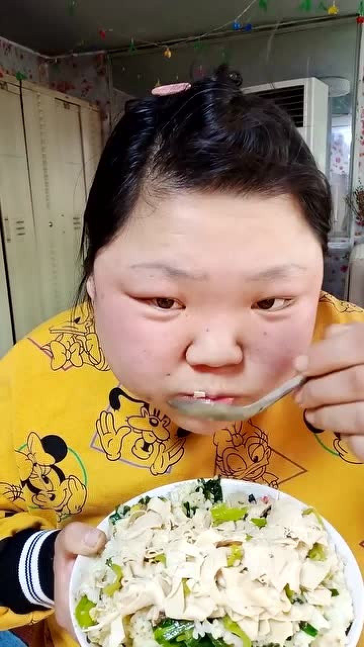 吃播农村胖大姐直播吃饭这胃口太好了一般家庭怕是养不起