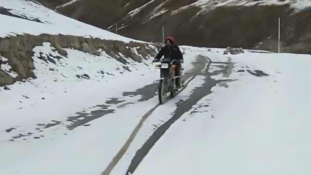 西藏大学生冒风雪骑摩托找网学习,全班成立助学小组