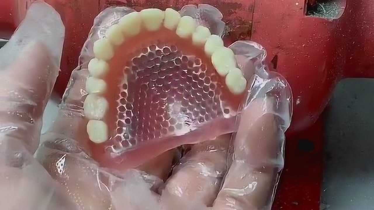 上半口的假牙就是这样的,这是专门定制的牙齿,戴上和真牙齿一样!