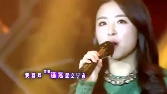 张含韵深情演唱《追梦》现场版,歌声旋律优美,让人回味无穷