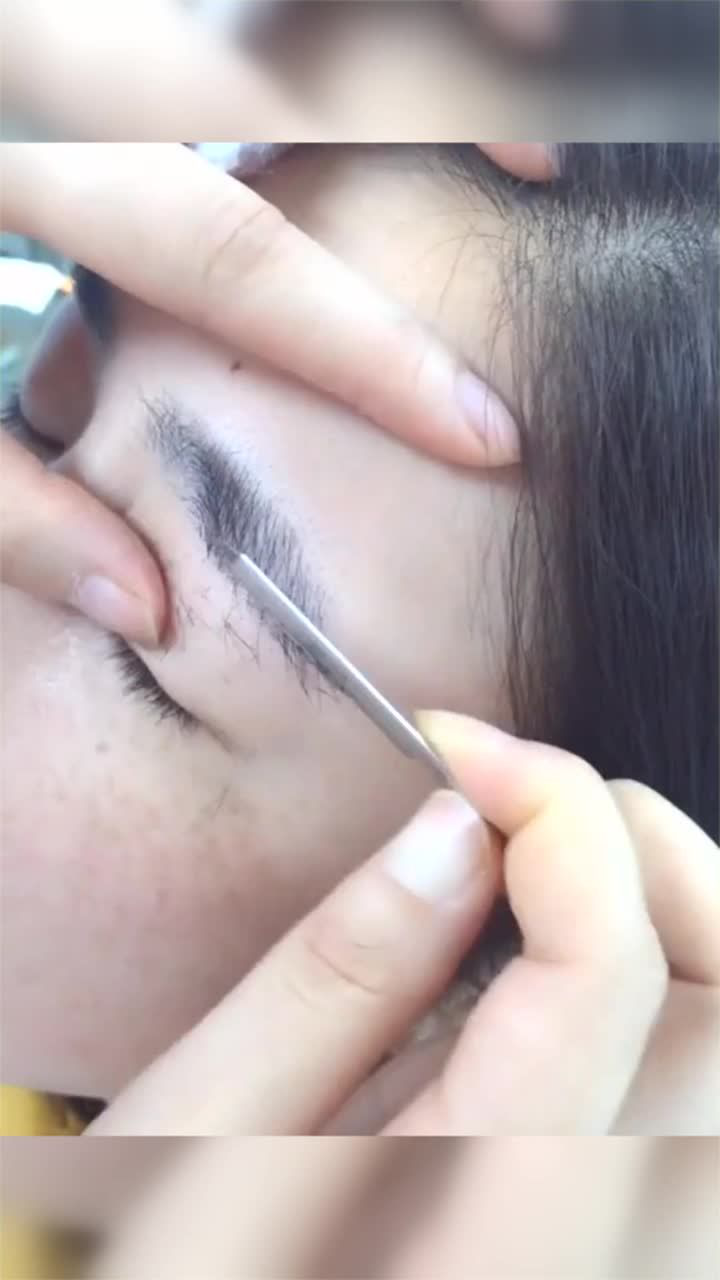 不会刮眉毛的看过来这种方法超级简单还不会刮毁了