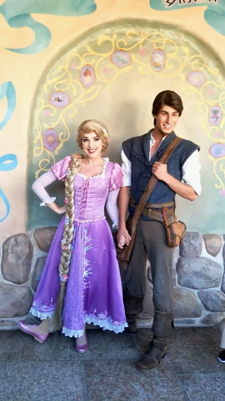 迪士尼里的公主和王子站在一起是爱情的样子