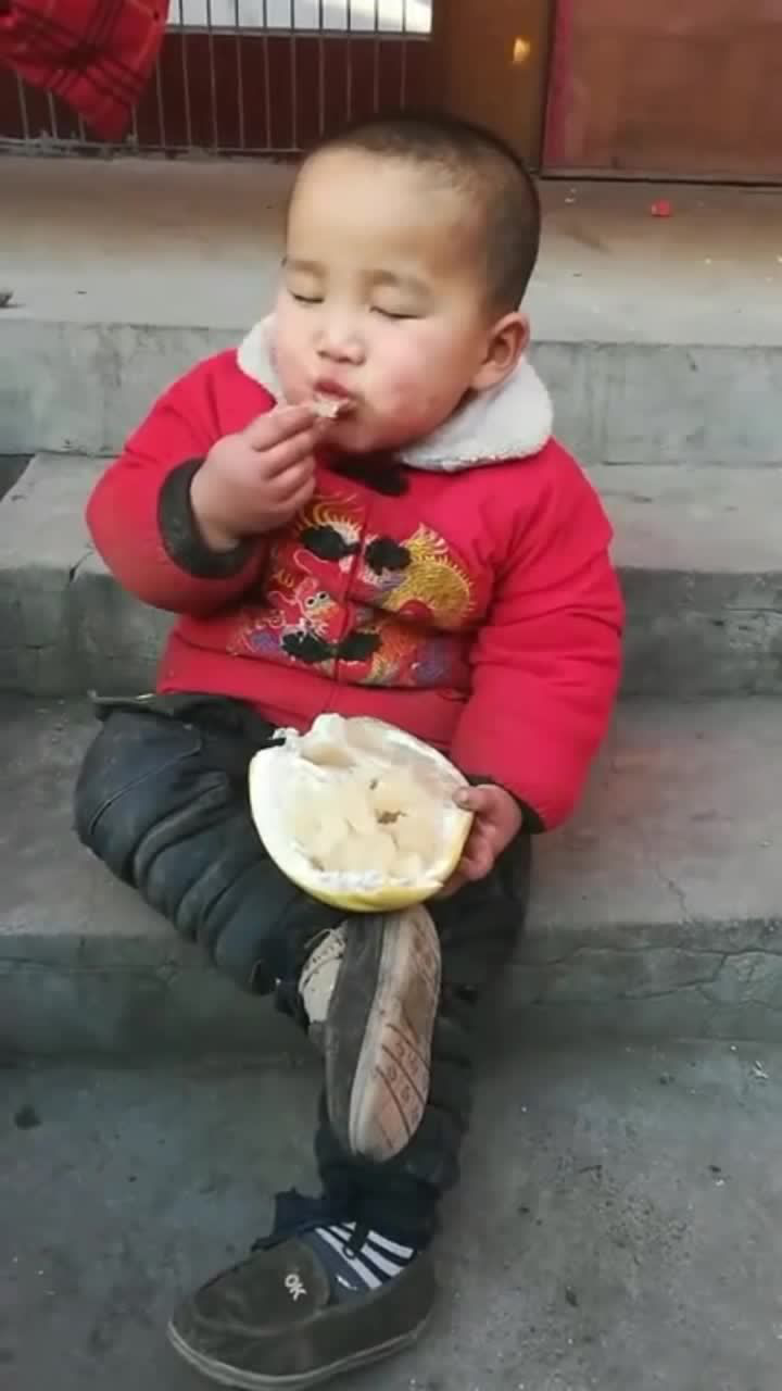 农村的熊孩子吃东西姿势就是不一般这小表情太可爱了