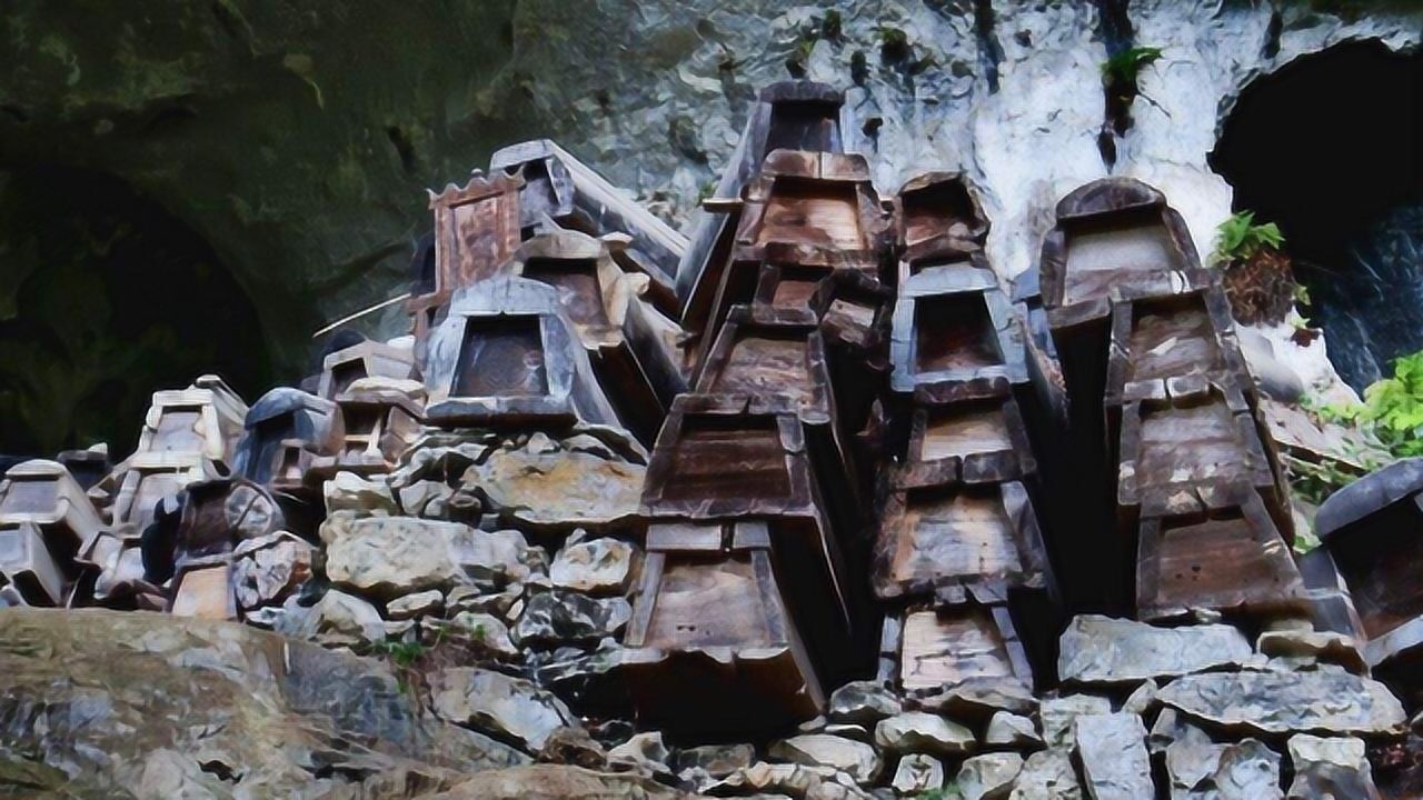 贵州大山发现一山洞,洞中堆满500多具棺材,至今仍有守棺人看守