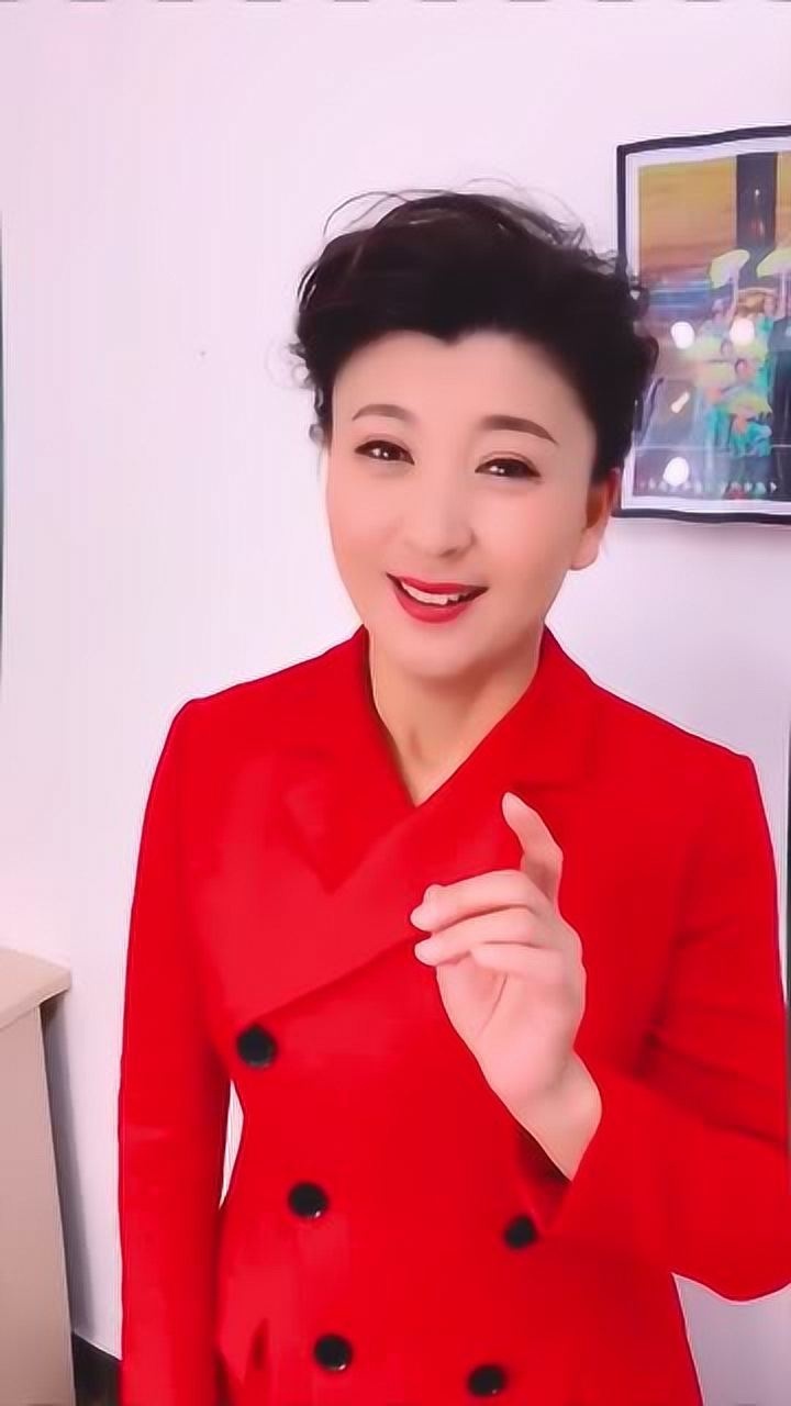 闫学晶工作闲暇片刻给家人们清唱两句二人转