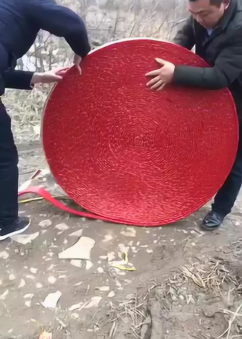 这是我见过最长的鞭炮,知道多少米吗?