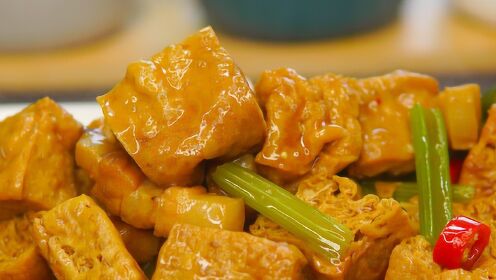 油豆腐烧肉的家常做法，简单易学，一咬满嘴汤汁，又便宜又美味