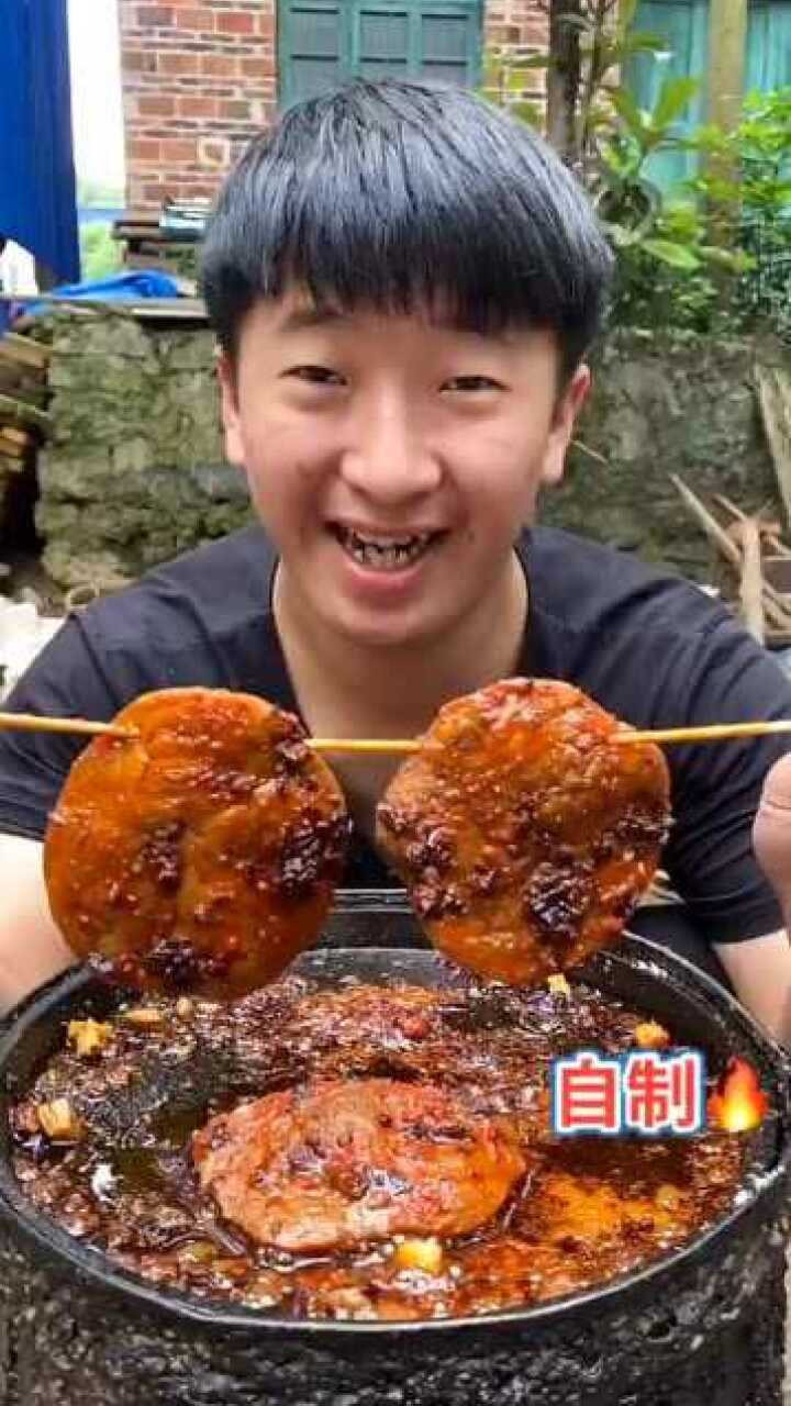 吃货成杰铁桶煎牛排,笑开了花