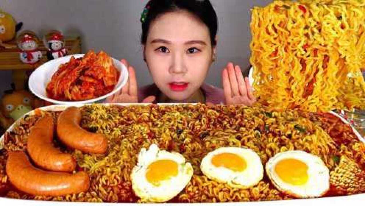 韩国美女大胃王吃播声控！超大份泡面大香肠煎蛋开吃，别人吃饭为啥恁香_高清