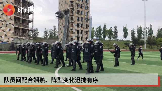 快来围观成都特警实战演练 6种防暴战术队形展示