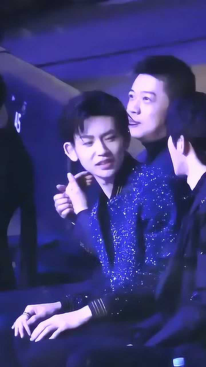 蔡徐坤和小鬼王琳凯聊的好开心啊好久没见哥哥这样单纯的笑了