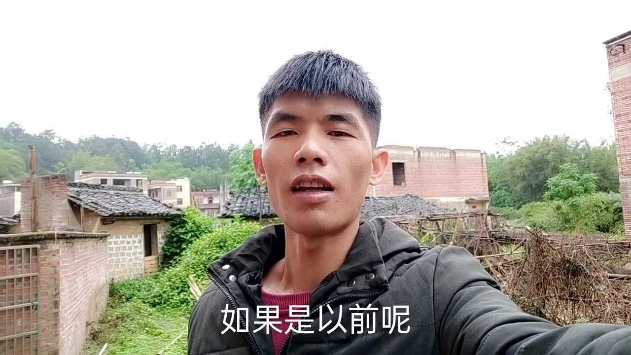 广西仔为了早日还清债务开上摩托车不惧风雨赶往广东