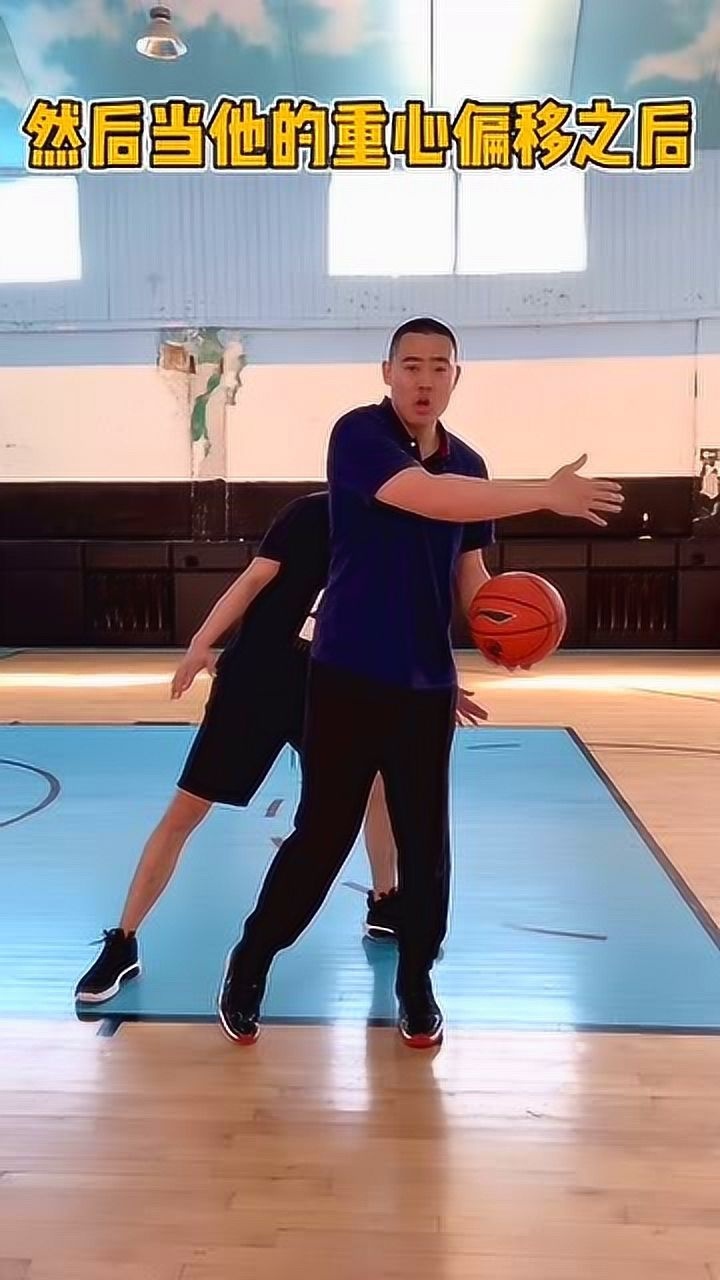 保罗招牌动作半转身犹豫步