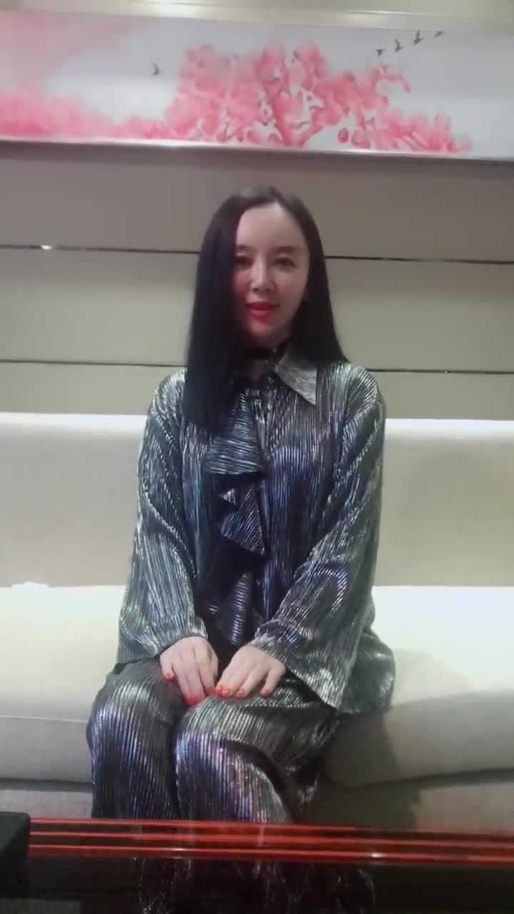 魏新雨在家里唱着为你祈祷发音很干净唱的很好听