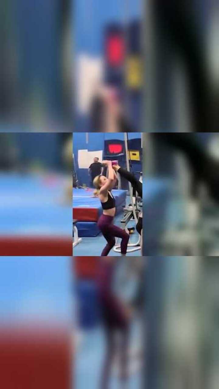 外国美女叠罗汉真怕给下面女孩腿掰折了