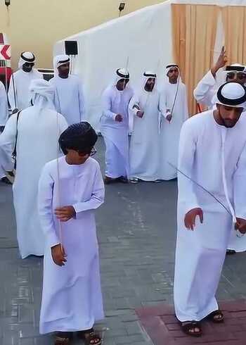 见识一下迪拜有钱人婚礼现场的棍子舞真是让我大开眼界