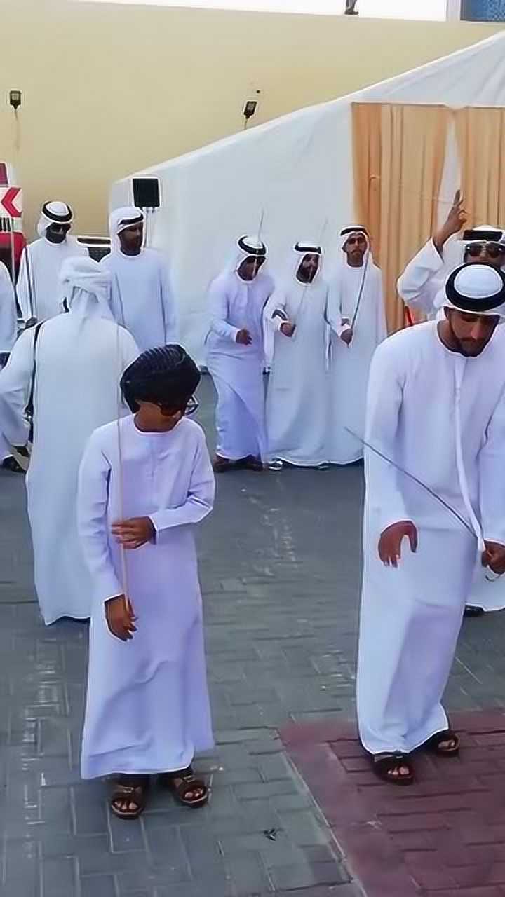 见识一下迪拜有钱人婚礼现场的棍子舞真是让我大开眼界