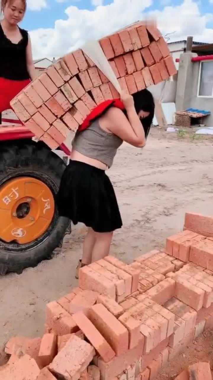 搬砖女汉子,一口气一百块砖