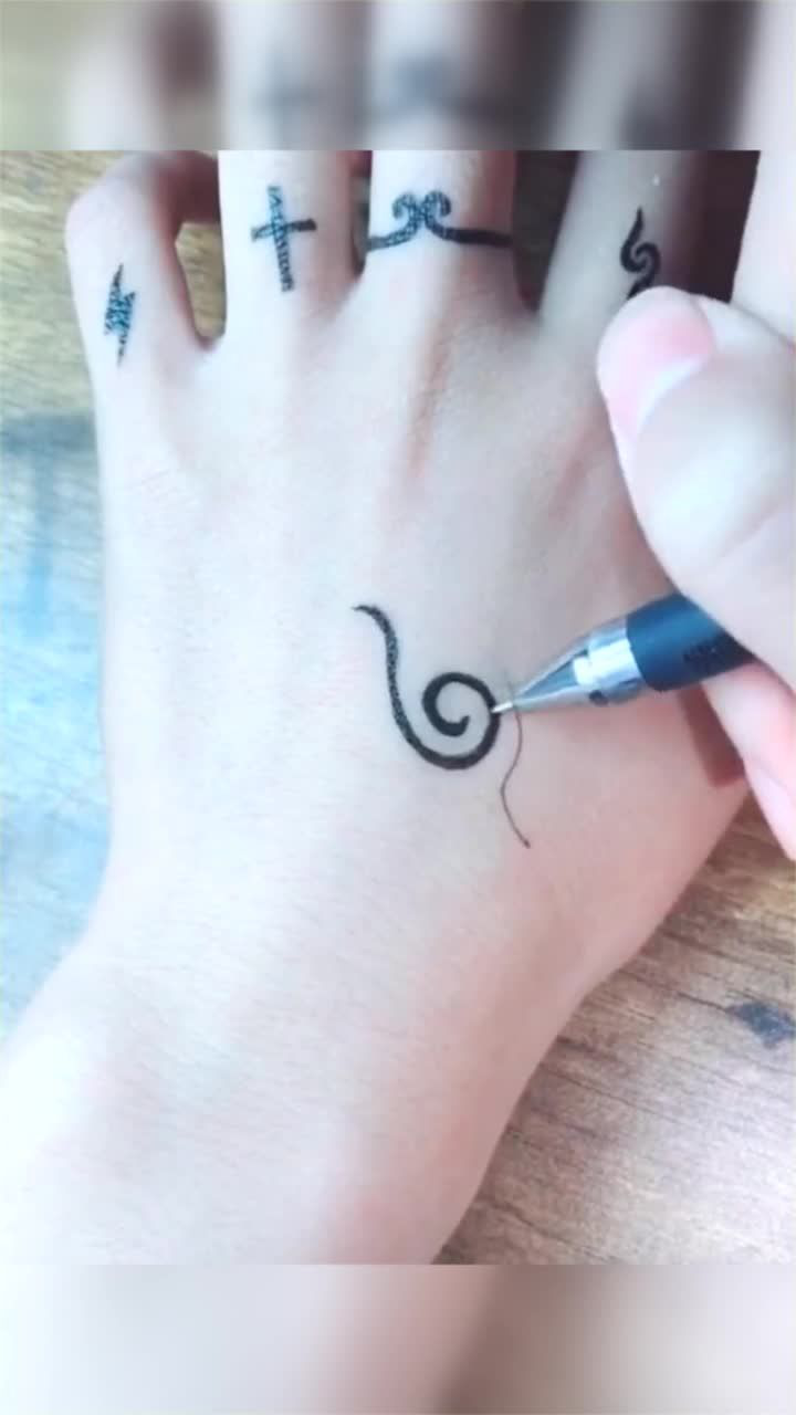 简单图案纹身简单而不失帅气似有行云流水般的自由