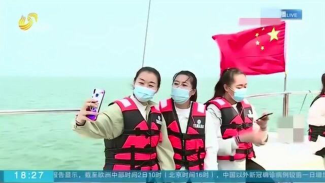 乘风破浪!蓬莱:游客乘帆船游大海放飞身心 体验温馨浪漫的海上之旅