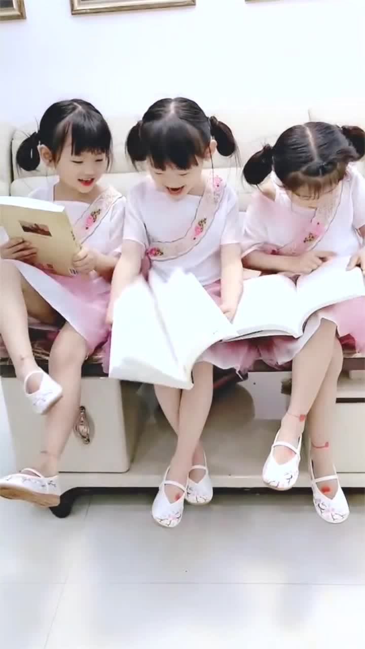 三胞胎姐妹一起看书好习惯就应该从小培养网友想骗我生女儿