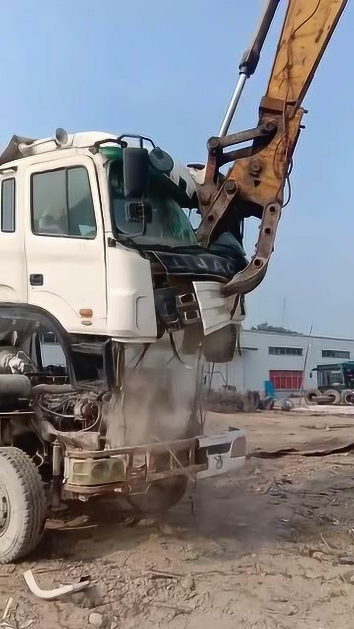 真是太败家了,挖掘机暴力拆解搅拌车,大车:本是同根生,相煎何太急!