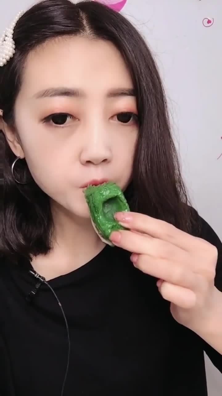 80后吃冰小姐姐,这次的冰块吃的太过瘾了,是我向往的生活