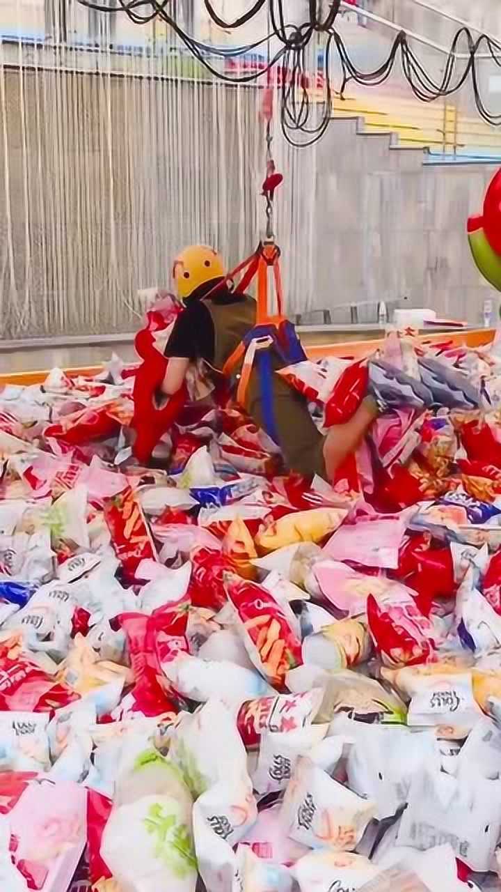 真人版抓零食娃娃机