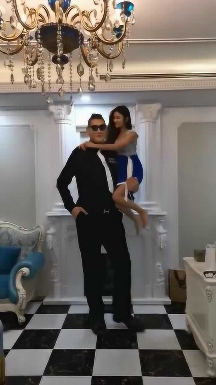 这是亚洲第一巨人身高238米抱着他老婆的样子看起来好幸福