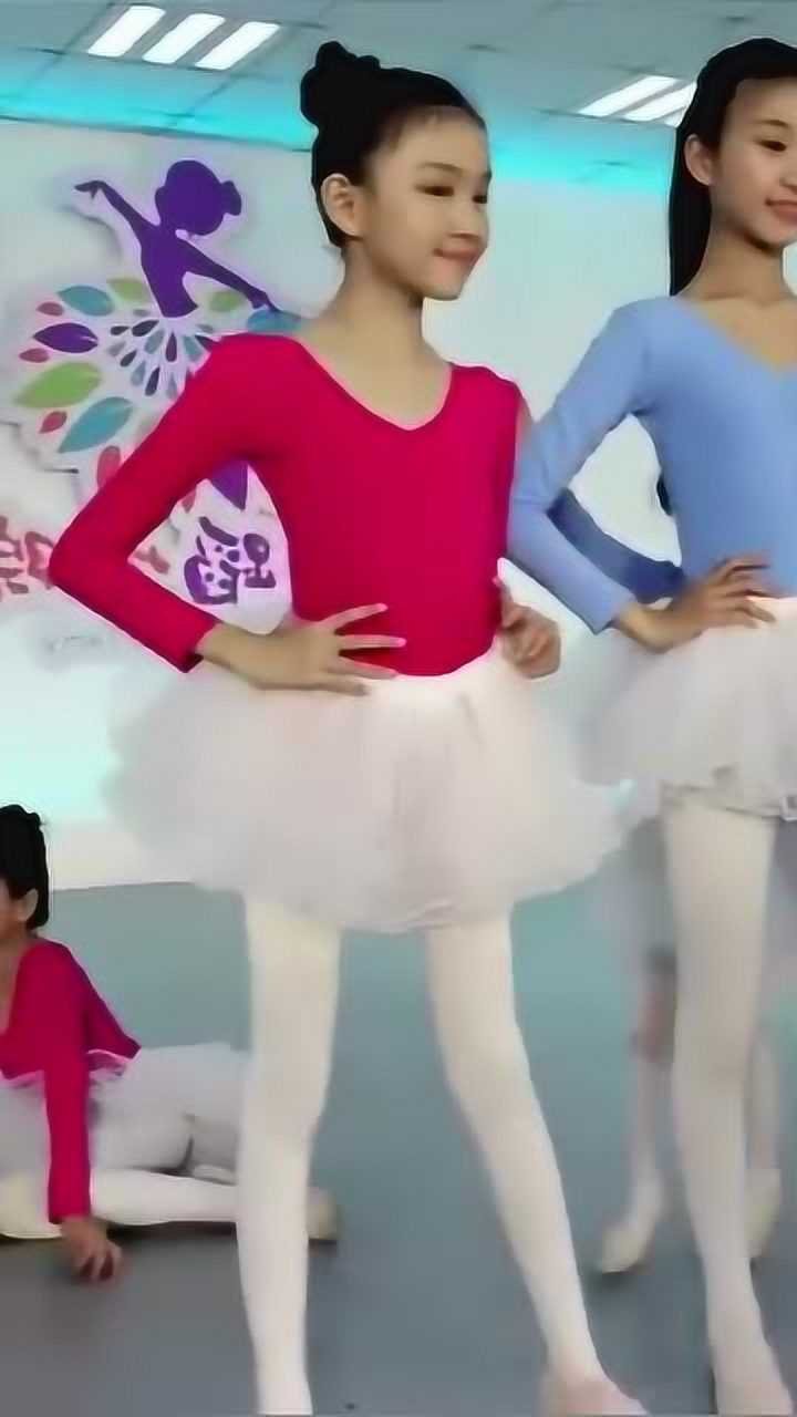 宋小睿和小姐妹跳芭蕾眼前这一幕跳舞的孩子都很有气质