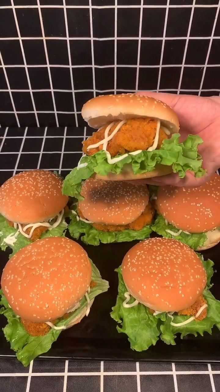 自己做的鸡腿汉堡更健康哦