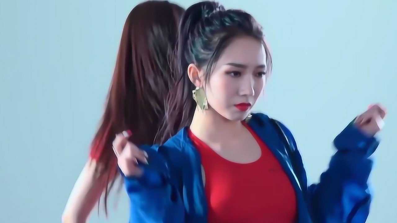 孟美岐露脐装大跳撑腰一个动作惊艳现场男学员频频尖叫