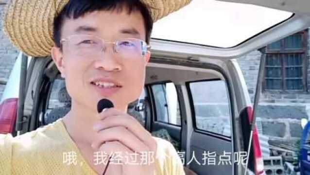 农村小伙返乡后发现,好多人都在拍三农自媒体,他也想拍个养鸡视频看能火不