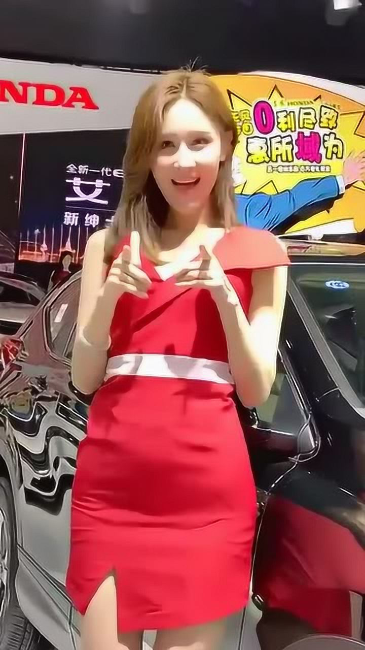 小姐姐跳慢摇可爱十足穿着性感长相俊俏一举一动尽显女人味