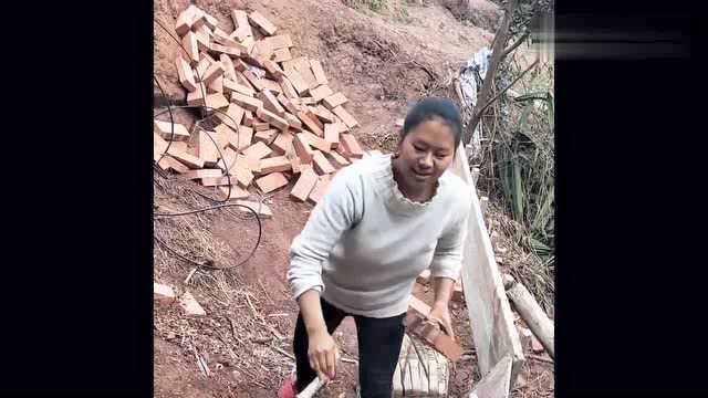 朴实的农村生活:农村妇女干着工地活,把孩子绑在柱子上!