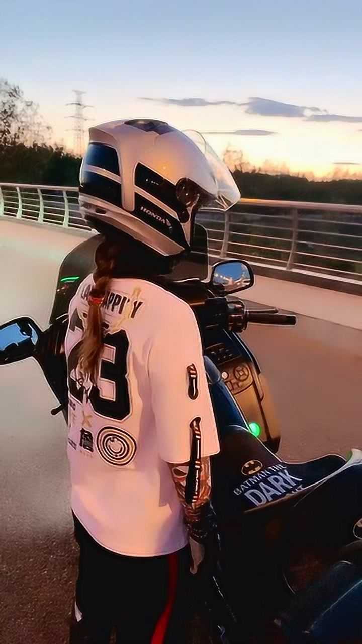 玩重机车的女骑士真漂亮本以为是个高冷女神可结果让我意外了