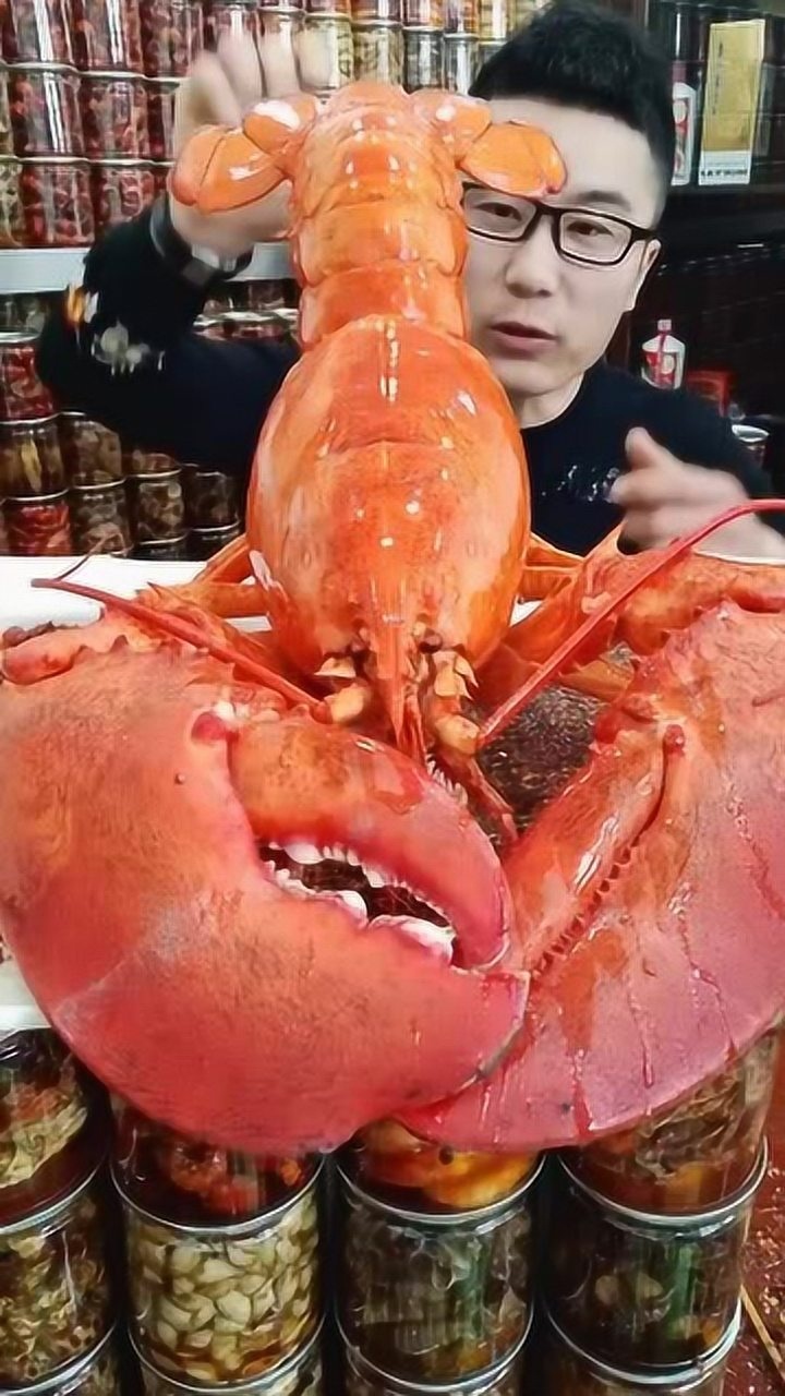 大龙虾弄熟了,老哥也不过问,直接掰开尾巴吃的特别香