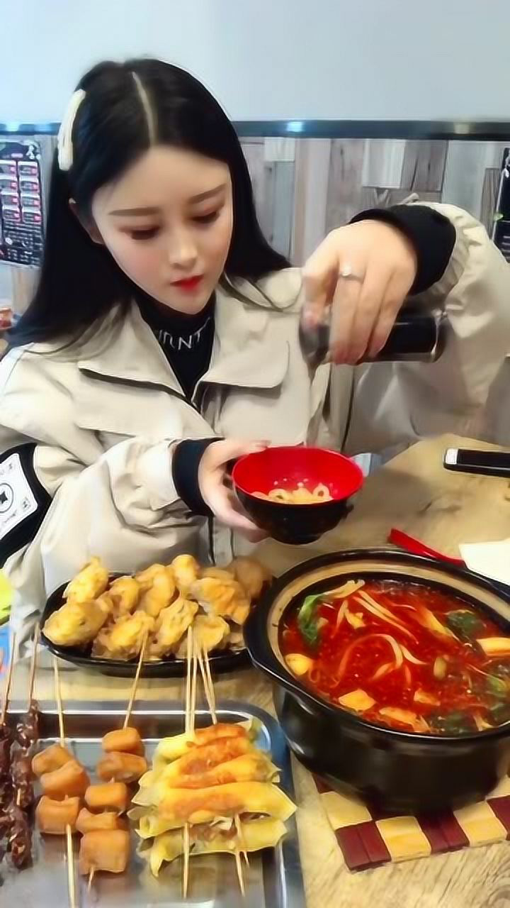 吃播小姐姐直播吃超辣米线美味可口吃不停让人食欲大增