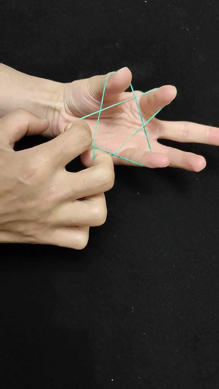 一根橡皮筋,两颗小星星.单手20年的手速,一般人还真做不到