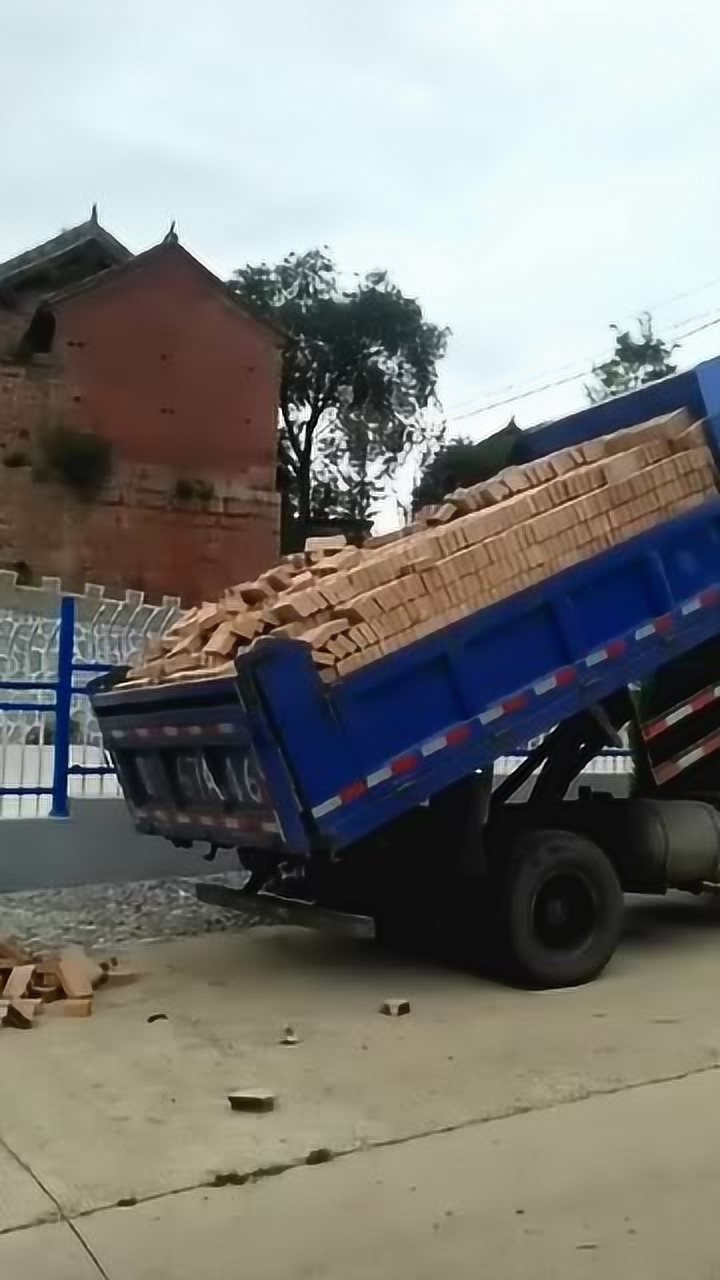 一车砖5000块一分钟内就可以卸完老司机就是不一样