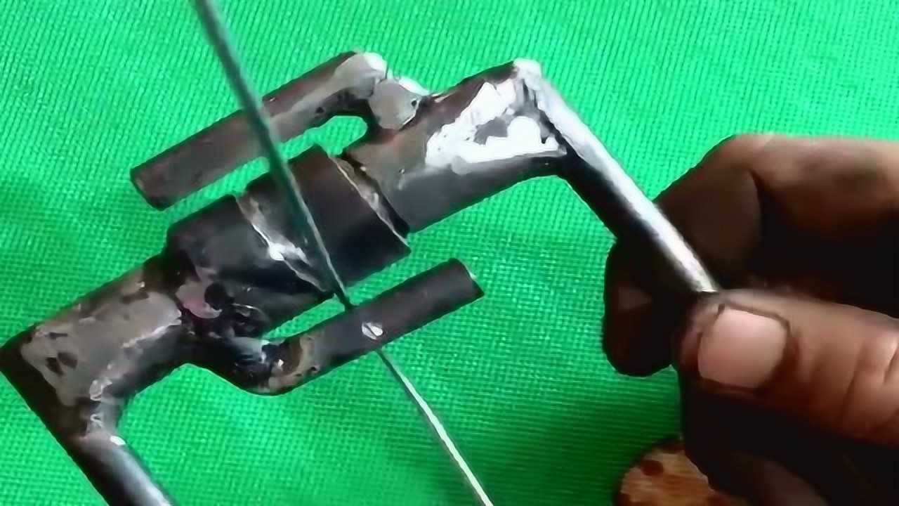 用铁丝弯圆特别费劲师傅发明个工具用起来很方便
