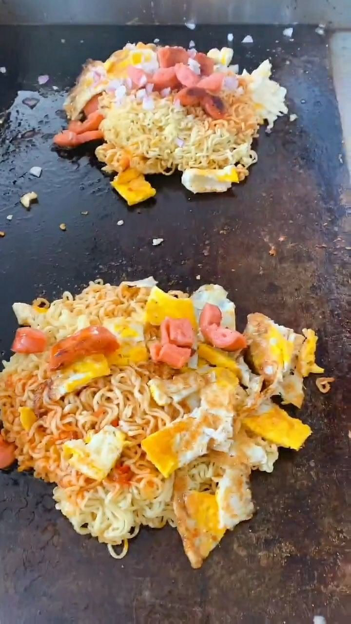 铁板也可以炒方便面,这样看起来很好吃的样子