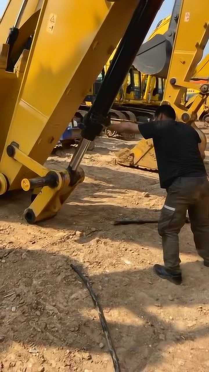 大哥修挖掘机,看着挺可怜的,要不要去帮助他!
